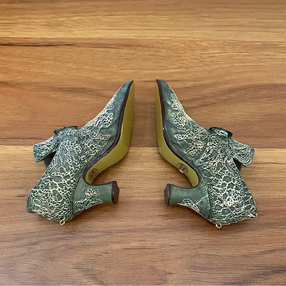 Pair of Vintage Ceramic Bootie Ankle Boots Shoe Ornaments - Picture 6 of 13